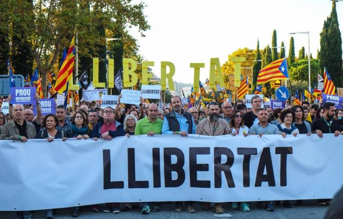 960x614_manifestants-reclament-liberation-dirigeants-catalans-condamnes-barcelone-26-octobre-2019