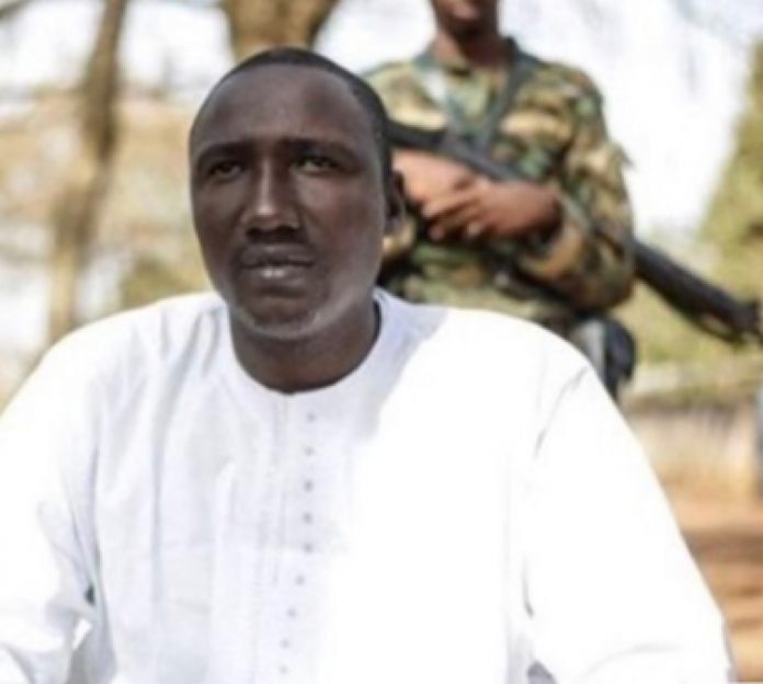 le chef rebelle de l'UPC Ali Darassa Ali-Darassa-vêtu-en-blanc- Ali Darassa, le nouveau Emir des sultanats de Haut-Mbomou, érige Bambouti en préfecture