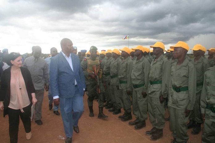 Le Président centrafricain, Faustin Archange TOUADERA et l’Ambassadrice de l’Union européenne en Centrafrique, Samuela Isopi qui sillonnent pour observer les premières unités spéciales mixtes de sécurité. Crédit photo : Cyrille Jefferson Yapendé / CopyrightCNC. Isopy-et-touadera-à-bouar-le-16-octobre-2019-pour-le-lancement-unités-miste-spéciale-de-sécurité-à-bouar Centrafrique : Les premières Unités spéciales mixtes de Sécurité (USMS) lancées à Bouar