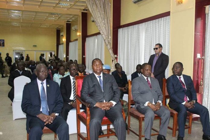 Le chef de l'État Faustin Archange Touadera entouré à gauche du Président de l'Assemblée nationale Laurent Moussa Gon-Baba et à droite du Premier ministre Firmin Ngrébada, du Ministre des Finances et du budget Henrie-Marie Dondra. Copyright2019CNC/ Cyrille Jefferson Yapendé. Touadera-entouré-à-gauche-de-laurent-gon-baba-et-à-droite-du-PM-Ngrébada-et-le-ministre-des-finances-Dondra lancement officiel à Bangui du projet de paiement mobile des salaires des fonctionnaires et la numérisation des régies financières