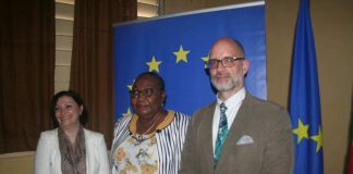 De gauche à droite, l’Ambassadrice de l’Union européenne Samula isopi, la Président de l’Autorité nationale des élections (ANE) et le Réprésentant résident d’ENABEL. Crédit photo : Jefferson Cyrille Yapendé / CopyrightCNC.