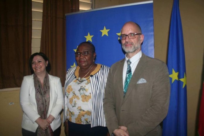 De gauche à droite, l’Ambassadrice de l’Union européenne Samula isopi, la Président de l’Autorité nationale des élections (ANE) et le Réprésentant résident d’ENABEL. Crédit photo : Jefferson Cyrille Yapendé / CopyrightCNC. ambassadrice-de-lunion-européenne-samula-isopi-avec-la-président-de-lautorité-nationale-des-élections-et-par-cyrille-yapendé-le-24-octobre-2019 Discours de Madame Samula Isopi , l'Ambassadrice de l'Union européenne en RCA à l'occasion du lancement du  Programme de Consolidation de la Démocratie