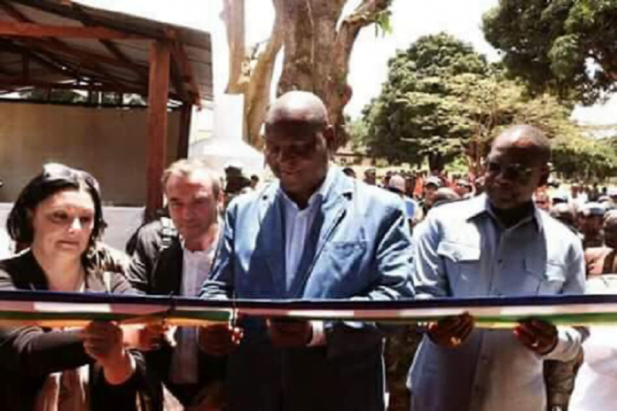 Coupure du ruban de la nouvelle armurerie des FACA au camp Leclerc de Bouar, en République centrafricaine. Crédit photo : Cyrille Jefferson Yapendé / CNC. coupure-du-ruban-de-larmerurerie-par-le-président-touadera-et-le-pm-ngrebada-avec-samuela-isopi-de-lunion-européenne-en-rca L'Union européenne offre à la République centrafricaine des nouvelles infrastructures militaires