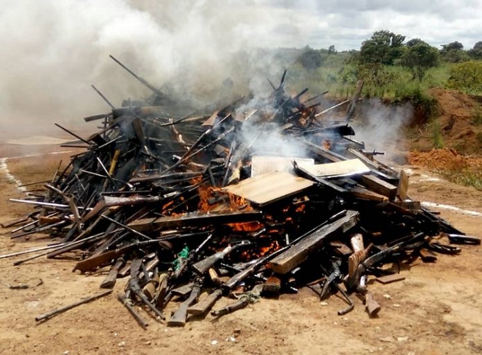 des milliers d'armes de fabrication artisanale et des fusils d'assaut incendiés par la Minusca le 5 octobre 2019 à Bouar. Crédit photo- Gervais Lenga pour CNC. des-milliers-darmes-de-fabrication-artisanale-et-des-fusils-dassaut-incendiés-par-la-Minusca-le-5-octobre-2019-à-Bouar.-Crédit-photo-Gervais-Lenga-pour-CNC. Bouar, le programme de réduction de la violence communautaire dans la tourmente