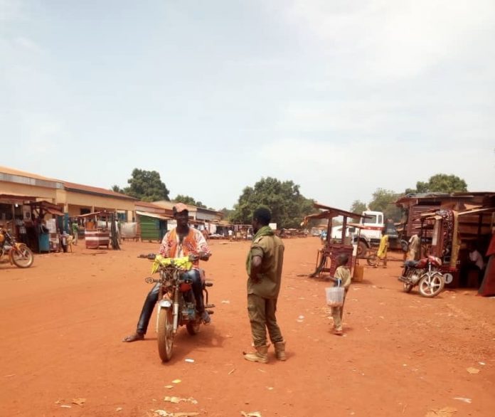 Deux combattants du FPRC à Bria. Crédit photo : Moïse Banafio / CNC. deux-combattants-rebelles-a-bria-corbeaunews-centrafrique-7mars2019 RCA : Braquage de la base du MSF à Bria, le FPRC serait-il derrière ?