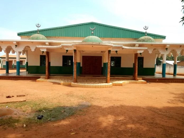 Mosquée centrale de Bria, au centre-nord de la République. Crédit photo : Moïse Banafio. CopyrightCNC. mosquee-centrale-de-bria-corbeaunews-centrafrique De l’illégalité des fêtes musulmanes et des journées de prière en Centrafrique.