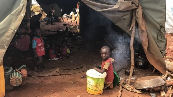 Des enfants dans un camp de déplacés à Birao. De milliers de familles ont tout perdu en fuyant les combats qui ont causé le déplacement de la quasi-totalité des habitants de la ville. CC BY-NC-ND / CICR / Noura Oualot point-sur-les-opérations-humanitaires-du-CICR-à-birao-avec-limage-du-CICR Point sur les opération en République centrafricaine : situation toujours alarmante pour de milliers des déplacés fuyant les violences à Birao.