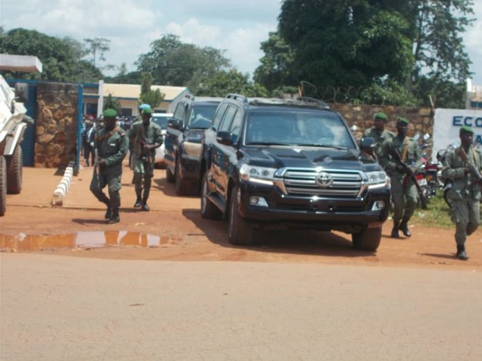 Sortie du cortège présidentiel de l'école nationale de police en août 2019. Crédit photo : Mickael Kossi / Corbeaunews. CopyrightCNC. sortie-de-cortège-présidentiel-de-lécole-nationale-de-police-le-lundi-5-août-2019-par-micka Polémique à Bangui autour de la visite officielle du président rwandais en RCA.