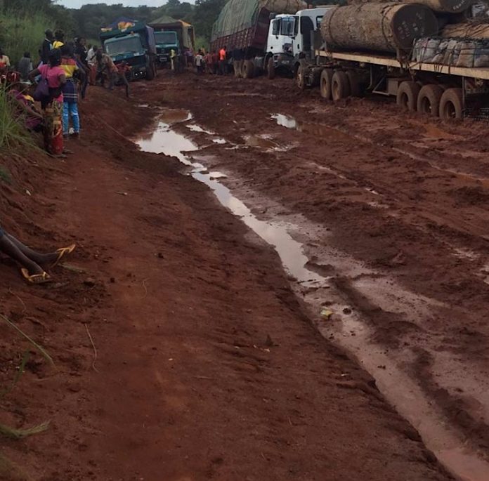 route baoro bouar le 15 octobre 2019 travaux-de-route-baoro-bouar-le-15-octobre-2019-par-legebo Centrafrique : les travaux de route Baoro-Bouar s’enlisent.