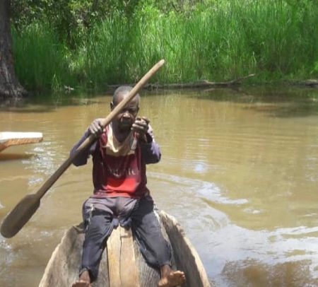 Le pêcheur qui a retrouvé le corps de Monsieur Kamisse sur la rivière Koto le 12 octobre 2019. Crédit photo Moise Banafio / CNC.