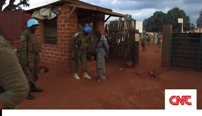 Un individu, encore non identifié, a vandalisé, ce jeudi soir, la stèle des soldats Africains. Le Maire de Sarcelles a porté plainte. controle_minusca_bria Manifestation des déplacés du PK3 de Bria contre la présence de la Minusca.