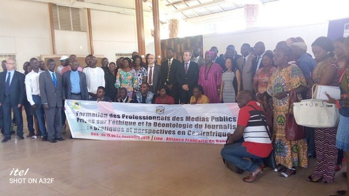 des journalistes en formations à l'alliance française de bangui des-journalistes-en-formation-à-lalliance-française-à-bangui-le-19-novembre-2019-cnc Centrafrique : Des professionnels des  média à l’école de l’éthique et de la déontologie.