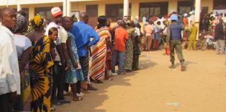 les électeurs devant un bureau de vote à Bangui le 31 mars 2016