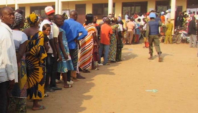 les électeurs devant un bureau de vote à Bangui le 31 mars 2016 des-électeurs-en-rang-devant-un-bureau-de-vote-le-31-mars-2016-à-Bangui-par-ANE Centrafrique : Les échéances électorales de tous les dangers en RCA.