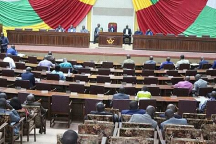 Hémicycle de l'assemblée nationale centrafricaine le 29 novembre 2019. Crédit photo : Corbeaunews. hémécycle-de-lassemblée-nationale-le-30-novembre-2019-par-cnc L’ASSEMBLEE NATIONALE ADOPTE A 104 VOIX LE PROJET DE LOI DE FINANCES POUR 2020