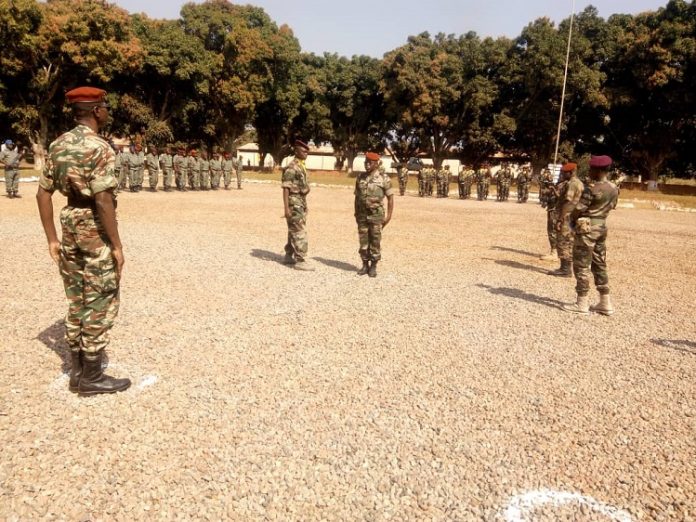 Installation du lieutenant-colonel Roger Godongaye le 29 novembre 2019 à Bouar en présence de l'Inspecteur des armées. Crédit photo : Gervais Lenga / CNC. installation-du-lieutenant-colonel-Roger-Godongayecomme-nouveau-commandant-militaire-de-la-zone-de-défense-nord-ouest-le-29-novembre-2019 Centrafrique : installation du commandant de région militaire nord-ouest à Bouar.