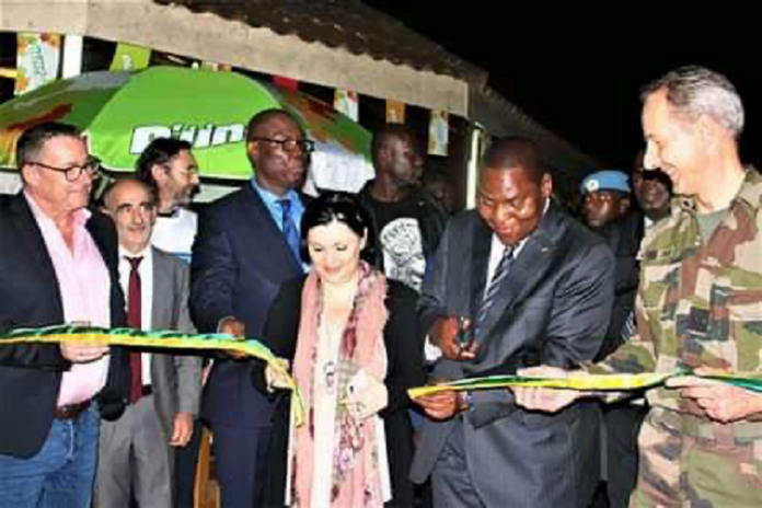 La coupure du rubicon par le président, Faustin Archange Touadera, l'ambassadrice de l'UE-RCA, Samuela Isopi, le Commandant de l'EUTM, Erick Peltier et Félix Moloua, ministre de l'économie lancement-officiel-des-journées-porte-ouverte-de-lunion-européenne-en-centrafrique-par-touadera-samuela-isopi-félix-moloua-le-27-novembre-2019-à-bangui Le président Touadera lance officiellement les journées portes ouvertes de l’Union européenne en Centrafrique.