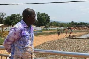 Le député Augustin Agou le-député-augustin-Agou-du-deuxième-arrondissement-de-bangui-sur-le-canal-de-langbaché-le-8-novembre-2019 Centrafrique : Augustin Agou, député du 1er arrondissement de Bangui, engagé à nettoyer le canal du pont Langbachi