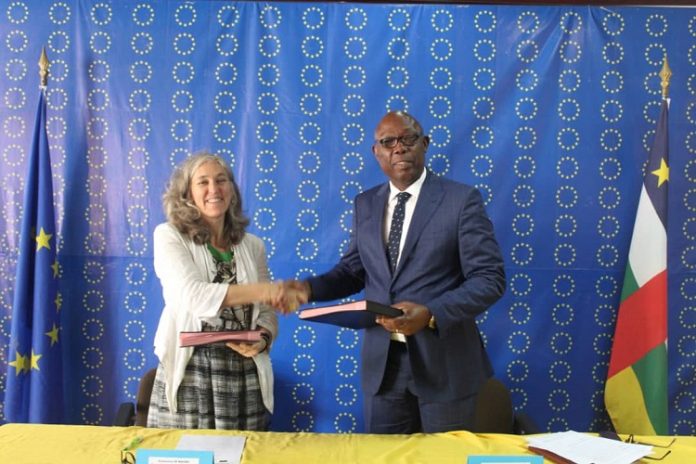 Le ministre de l'économie, du plan et de la coopération, Félix Moloua et la Directrice pour l'Afrique centrale et australe de la commission Européenne, Francesca Di Mauro après la signature de la convention le 15 novembre 2019. Crédit photo: Jefferson Cyrille Yapende / CNC le-ministre-centrafricain-de-léconomie-félix-moloua-et-madame-francisca-Di-Mauro-lors-de-la-signature-de-convention-de-financement-le-15-novembre-2019-par-cyrille-yapendé L’UE et le gouvernement signent une convention à hauteur de 4 millions d’euros pour appuyer les organisations de la société civile.