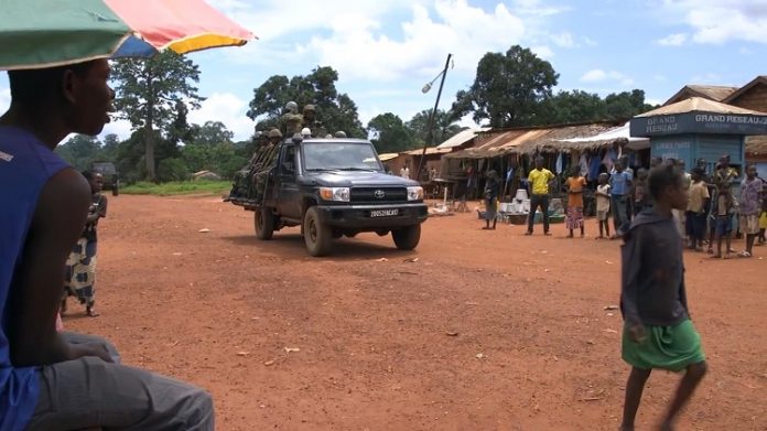 route dégradée mbaïki boda dans la lobaye patrouille-des-faca-dans-un-pickup-militaire-très-bon-dans-une-rue-de-bangassou Des combats entre FACA et l'UPC signalés à Alindao.