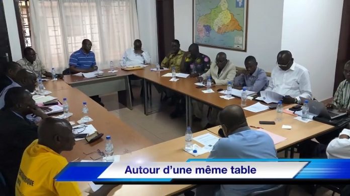 Réunion des leaders de l'opposition démocratique au siège du parti URCA d'Anicet Georges Dologuelé le 27 novembre 2019 en vue de la mise en place d'une plateforme politique. Créditi photo : Corbeaunews-Centrafrique. réunion-de-lopposition-au-siège-de-lURCA-avant-la-création-dune-plateforme-politique-envue-de-la-préparation-des-élections-de-2020-lphoto-prise-le-27-novembre-2019-par-cnc Centrafrique : L'opposition démocratique fait un bloc face au régime de Touadera