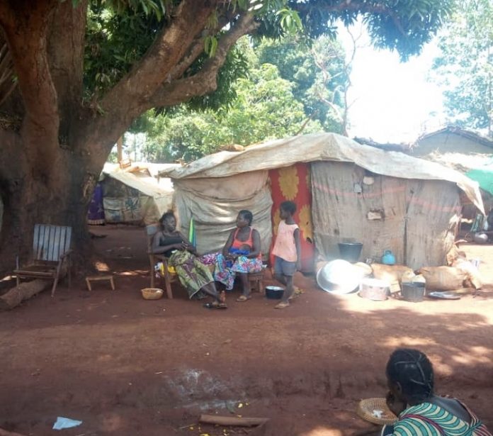 dans le camp des déplacés du PK3 de bria trois-femmes-et-un-enfant-dans-le-camp-des-déplacés-de-PK3-de-Bria-en-Centrafrique Démantèlement d’un poste de gendarmerie des Anti-Balaka à Bria.