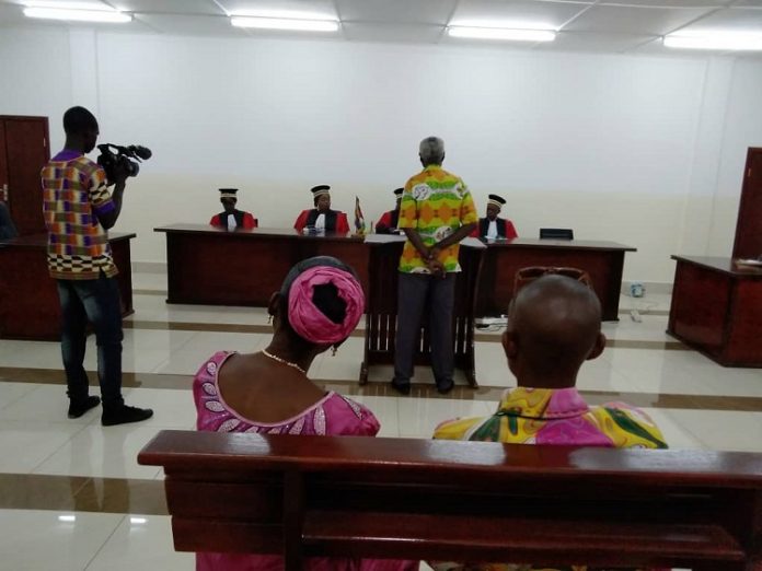 les électeurs devant un bureau de vote à Bangui le 31 mars 2016 Béndounga-devant-la-Cour-Constitutionnelle-ce-mercredi-18-decembre-2019-à-Bangui.-Crédit-photo-Ines-Ngopo Centrafrique : La Cour Constitutionnelle rejette la requête de Joseph Bendounga sur la constitutionnalité de l’arrêté N° 058 du 18 novembre 2019