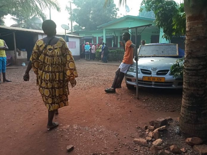 Image de l'environnement du crime, ce lundi 16 décembre 2019 au quartier Nzangoya, à Bangui. Image-de-lenvironnement-de-la-scène-du-crime-ce-lundi-16-décembre-2019-au-quartier-Nzangoya-dans-le-sixième-arrondissement-de-Bangui Flash info / Bangui :  un officier supérieur de l’armée vient d’abattre son propre fils.