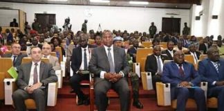 Le Président Faustin Archange Touadera entouré de l'ambassadeur de France en Centrafrique et le ministre chargé du sécrétariat du gouvernement