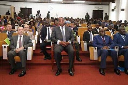 Le Président Faustin Archange Touadera entouré de l'ambassadeur de France en Centrafrique et le ministre chargé du sécrétariat du gouvernement