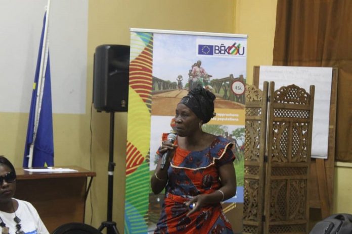 Madame Ibara n�e Gaboua Marie Virginie, Pr�sidente de l'Association Ita Mon Londo Egbou Maboko � Bimbo, temoigne sa gratitude pour le soutien du Fonds B�kou. CNC 29/11/19 credit photo: Jefferson Cyrille Yalende Madame-Ibara-présidente-de-lassociation-témoigne-sa-gratitude-envers-lunion-européenne-en-rca-pour-les-fonds-bekou L’Union européenne s’active pour la relance économique en République centrafricaine.