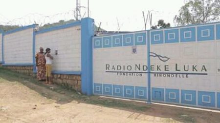 image de la cloture de la radio Ndèkèluka à Bangui, en République centrafricaine.