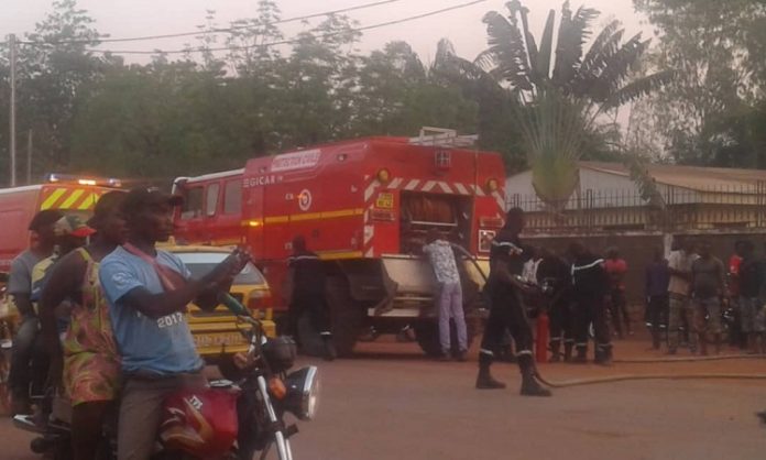 des curieux observent le camion des sapeurs pompiers lors d'une intervention sur l'avenue de France devant FATEB le 24 décembre 2019 par cnc mbata des-curieux-observent-le-camion-des-sapeurs-pompiers-lors-dune-intervention-sur-lavenue-de-France-devant-FATEB-le-24-décembre-2019-par-cnc-mbata