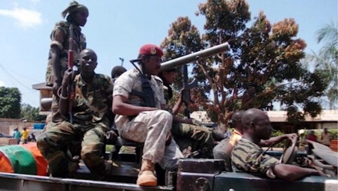 Des rebbelles de la seleka des-dizaines-des-combattants-de-lex-coalition-seleka-dans-un-pick-up-lourdement-armés-en-patrouille La ville de Birao sous tension suite aux rumeurs d’une contre-offensive imminente du FPRC.