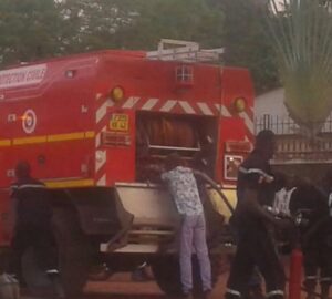 des pompiers lors d'une intervention sur l'avenue de france devant fateb à bangui le 24 décembre 2019 par cnc des-pompiers-lors-dune-intervention-sur-lavenue-de-france-devant-fateb-à-bangui-le-24-décembre-2019-par-cnc RCA : 18 sapeurs-pompiers civils ont reçu leur certificat après deux semaines de formations
