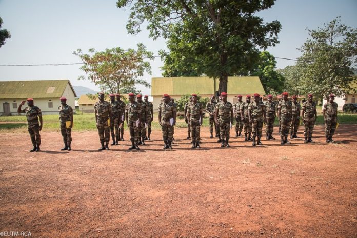 Fin de formation des officiers des forces armées centrafricaines (FACA) par les instructeurs européens de l'EUTM-RCA le 26 décembre 2019 au camp Kassaï à Bangui. centrafrique formation-officiers-infanterie-faca-par-eutm-rca-2019-le-26-décembre-2019.jpg-2 EUTM-RCA : Fin de la division d’application d’infanterie