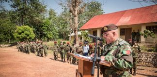 Fin de formation des officiers des forces armées centrafricaines (FACA) par les instructeurs européens de l'EUTM-RCA le 26 décembre 2019 au camp Kassaï à Bangui. Bangui