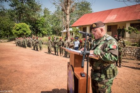 Fin de formation des officiers des forces armées centrafricaines (FACA) par les instructeurs européens de l'EUTM-RCA le 26 décembre 2019 au camp Kassaï à Bangui. Bangui
