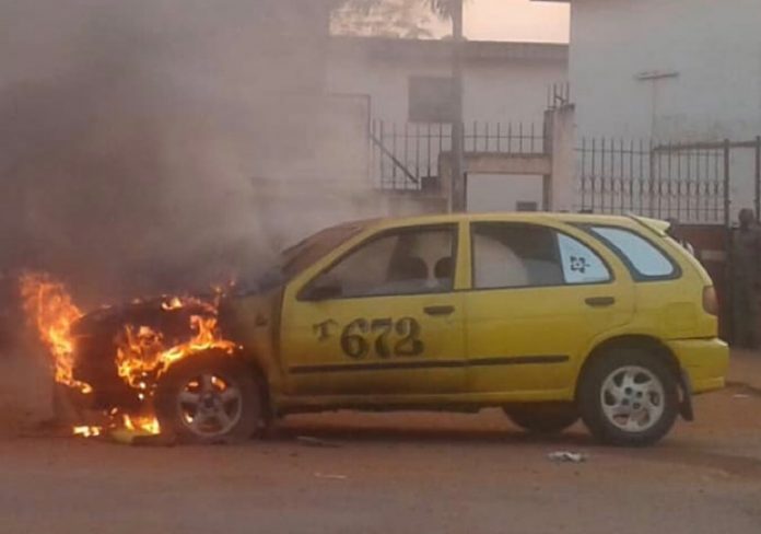 Incendie d'un taxi sur l'avenue de France devant FATEB à Bangui le 24 décembre 2019. Crédit photo : Anselme Mbata / CNC. incendie-dun-taxi-sur-lavenue-de-France-à-Bangui-devant-fateb-le-24-décembre-2019