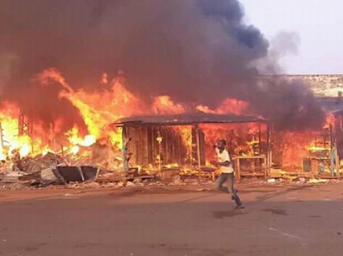 Incendie au KM5 le 26 décembre 2019 par cnc incendie-et-violence-au-quartier-KM5-le-26-décembre-2019-par-CNC Reprise des violences jeudi matin entre les groupes d’autodéfense et les commerçants au KM5.