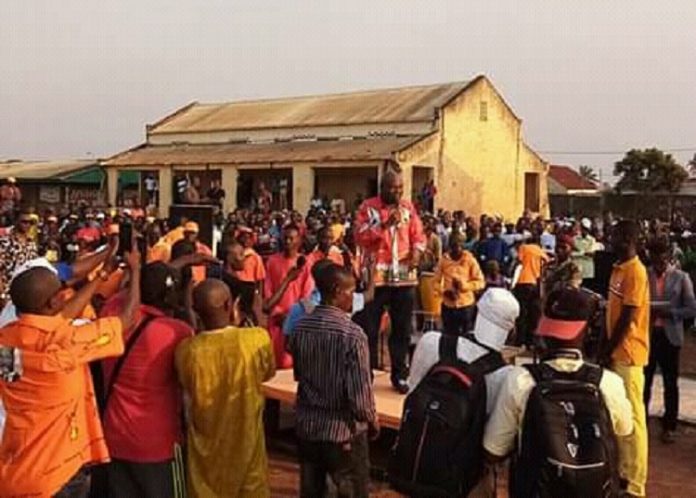 Bertin Béa s'adressant à la foule au meeting de Koudoukou le samedi 30 novembre 2019 à Bangui le-premier-sécrétaire-du-parti-knk-bertin-béa-sadressant-à-la-foule-au-meeting-de-koudoukou-le-samedi-30-novembre-2019-cnc Centrafrique : Touadera sera mis en accusation bientôt par le parti KNK