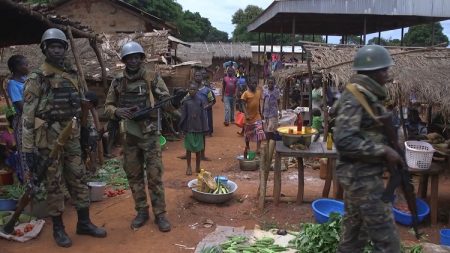 Patrouille des soldats FACA dans le marché de Bangassou. Crédit photo : Félix Ndoumba / CNC