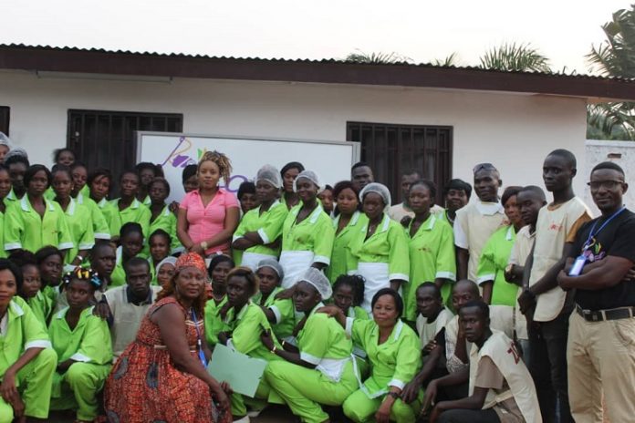 photo de famille du personnel de la société de ménage Zoeli photo-de-famille-du-personnel-de-la-société-zoeliavec-sa-directrice-générale-le-7-décembre-2019-par-cyrille-yapendé Yodane Réhote souhaite professionnaliser le secteur de nettoyage et de ménage en Centrafrique.