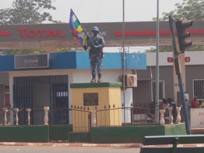 Statue du soldat au croisement du quatrième arrondissement de Bangui. CopyrightCNC. statue-du-soldat-au-quatrième-arrondissement-de-Bangui-par-corbeaunews-centrafrique Bangui, le gouvernement alerte sur un risque réel du kidnapping des ministres.