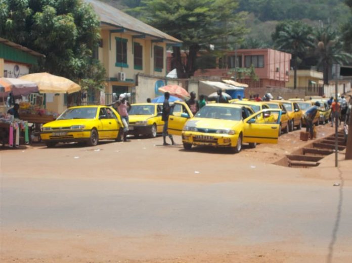 Centre-ville de Bangui. Crédit photo : Mickael Kossi / CNC terminus-des-taxis-à-bangui-corbeaunews-centrafrique-micka-Ù République centrafricaine, l’avant-dernier pays le plus pauvre au monde, selon le PNUD.