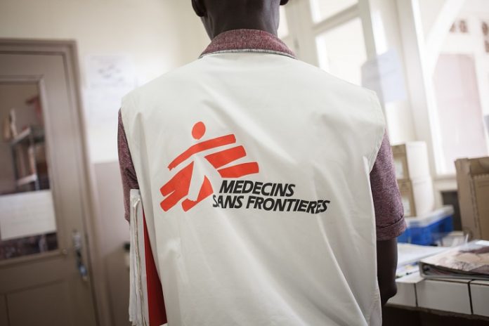 Un agent de l'ONG Médecin Sans Frontière. un-agent-du-msf-visible-au-dos-par-msf Médecins Sans Frontières dénonce la détention de quatre de ses employés à Bangui