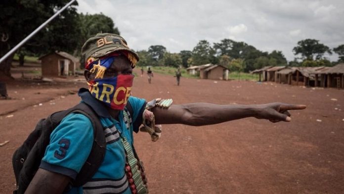 Un milicien anti-Balaka à Gambo, dans la province de Mboumou en République centrafricaine, le 16 août 2017. © 2017 Alexis Huguet un-milicien-anti-balaka-au-village-Gambo-en-2017-photo-par-huguette RCA : Basse-Kotto, vive tension entre les miliciens Anti-Balaka et l’UPC à Pombolo et à Gambo