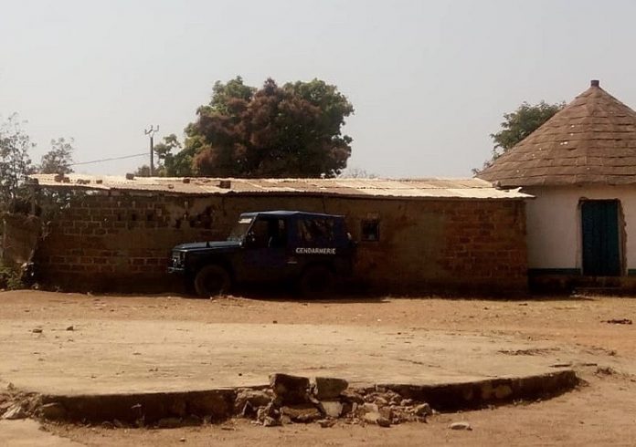 Un véhicule d'intervention de la police stationné derrière un maquis à Bouar. Crédit photo : Gervais Lenga / CNC. un-véhicule-de-la-police-stationné-derrière-un-maquis-à-Bouar-dans-la-nana-mambéré Quand la population de Bouar s’insurge contre les comportements « irresponsables » des policiers