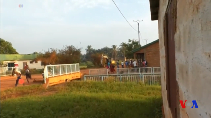 une foule d'une dizaine des personnes fuyant des tirs au quartier km5 cherchent à traverser un pontpour se mettre à l'abri une-foule-dune-dizaine-des-personnes-fuyant-des-tirs-au-quartier-km5-cherchent-à-traverser-un-pontpour-se-mettre-à-labri Bangui, un Noël sur le « champ de bataille » au KM5.