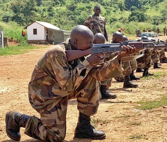 Des soldats FACA en formation avec des instructeurs de l'EUTM-RCA à Bouar le 16 août 2019. Crédit photo : EUTM-RCA Des-FACA-recrues-en-formation-würm-RCA-à-Bouar-le-11-août-2019 Centrafrique : l’état-major des FACA annonce le recrutement prochain des nouveaux militaires